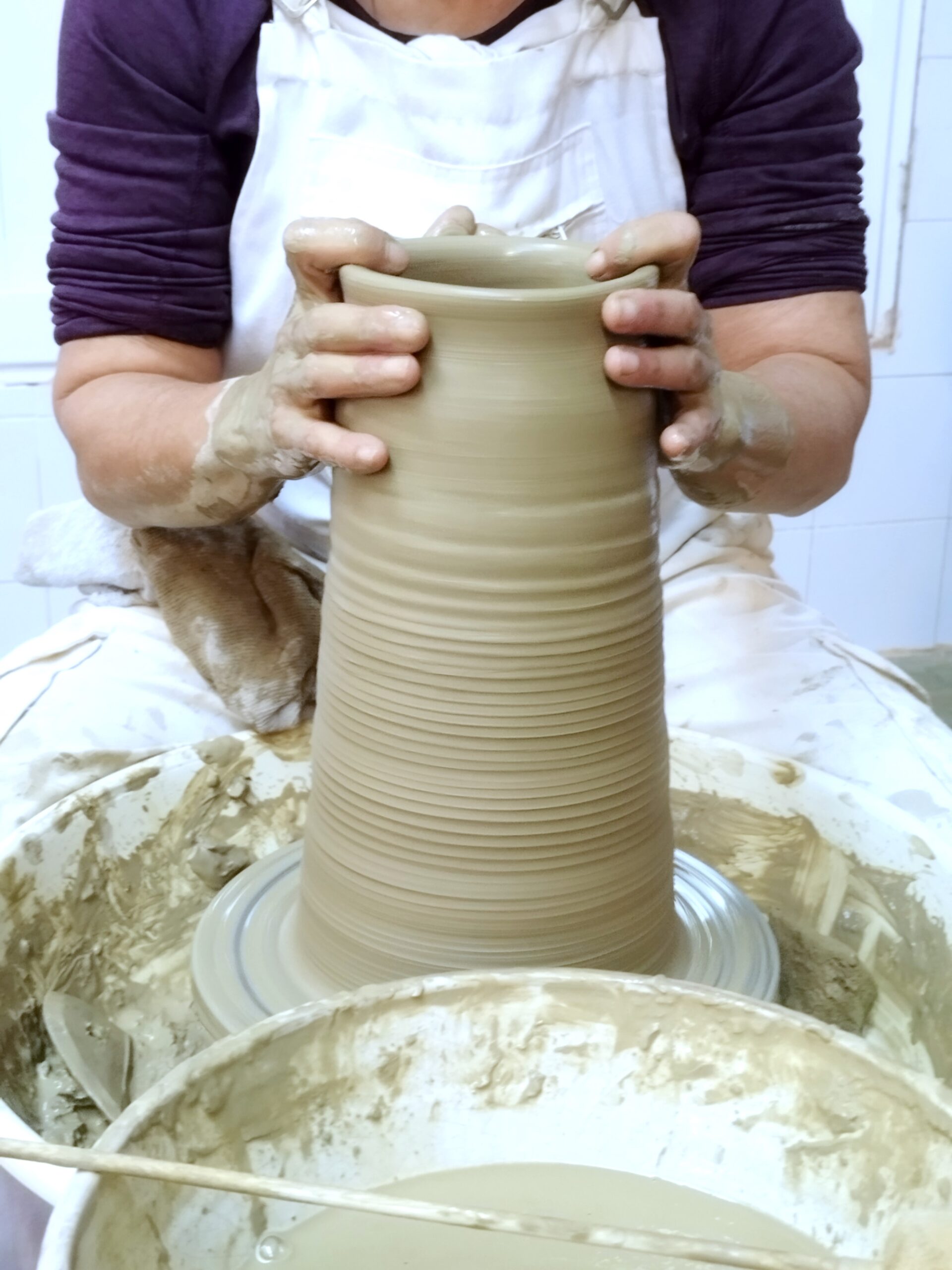 Manos en el torno Manos en el torno